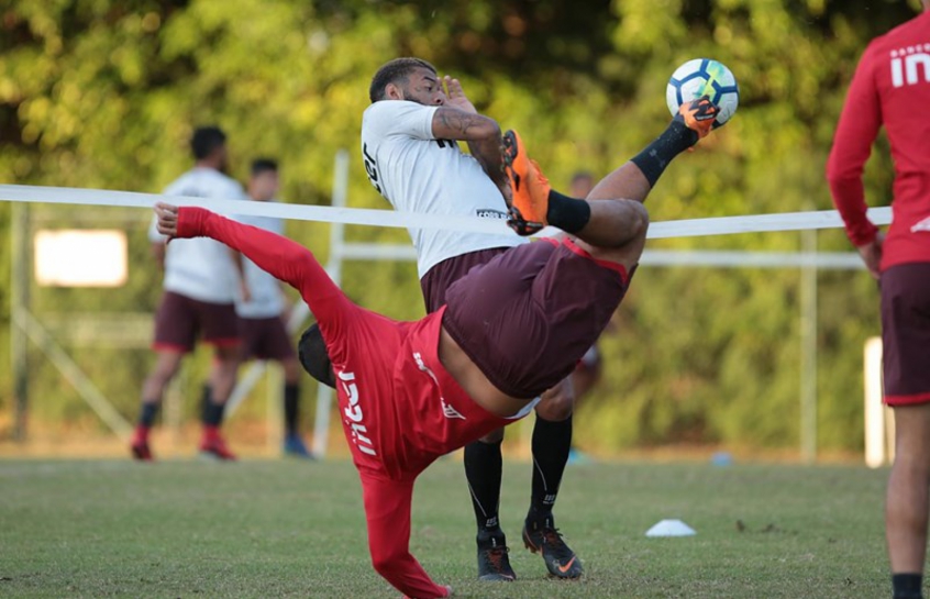 Diego Souza aplicou belo voleio durante o aquecimento jogando futevôlei no CT