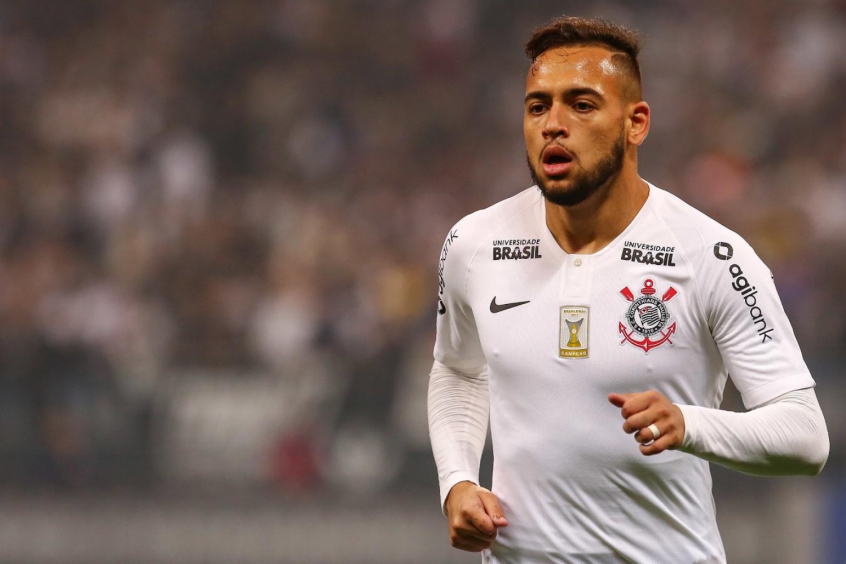 Corinthians nega sondagens à Maycon