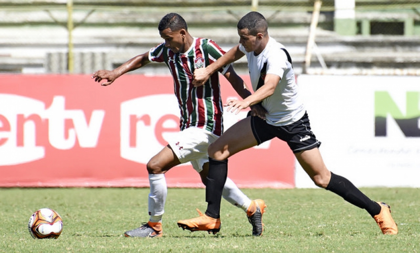 Zé Ricardo disputa bola com adversário vascaíno nas Laranjeiras