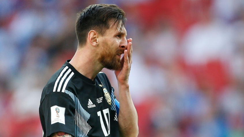 Messi lamenta pênalti perdido
