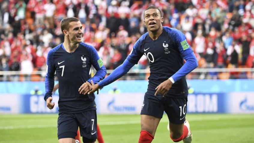 A França comemorou a classificação ao vencer o Peru por 1 a 0. Mbappe fez o gol do jogo