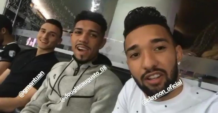 Ao lado de Clayson e Mantuan, Douglas posta foto na Arena Corinthians