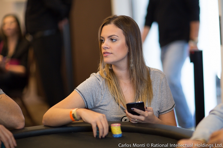 Gabriela Belisário, a primeira mulher a ser campeã de uma etapa do circuito brasileiro de pôquer, vai representar o time de Minas Gerais em competição em São Paulo. Foto: Carlos Monti
