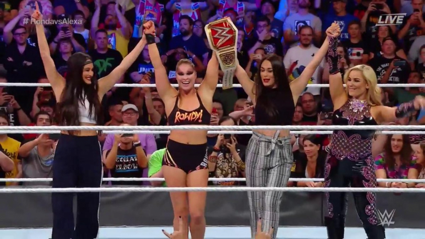 Ronda se tornou a mais nova campeã do WWE, na noite de domingo (19), em Nova York (EUA) (Foto: Reprodução/WWE)