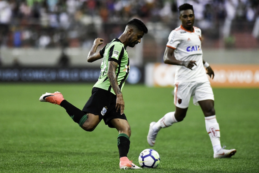 Aderlan fez boa partida contra o Fla
