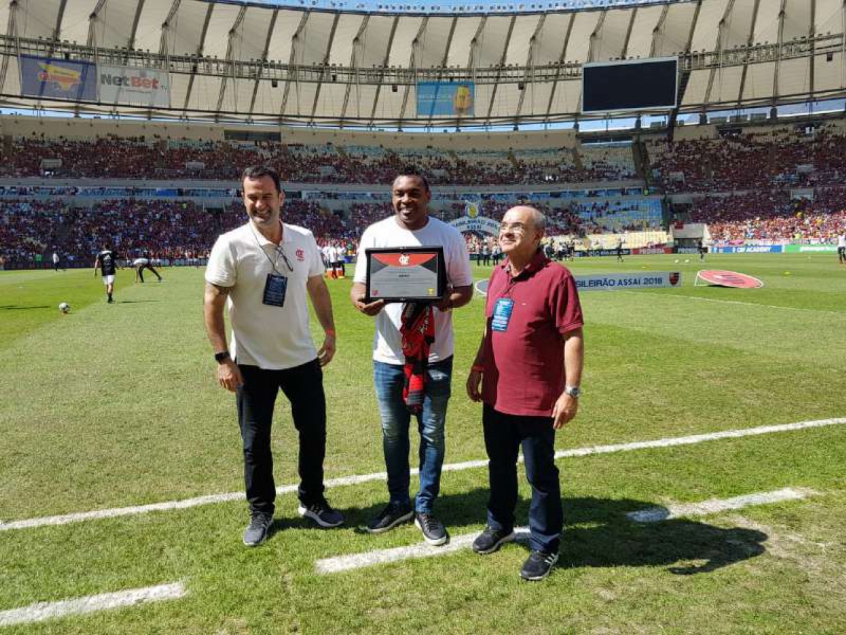 Obina recebe homenagem no Maracanã e é ovacionado