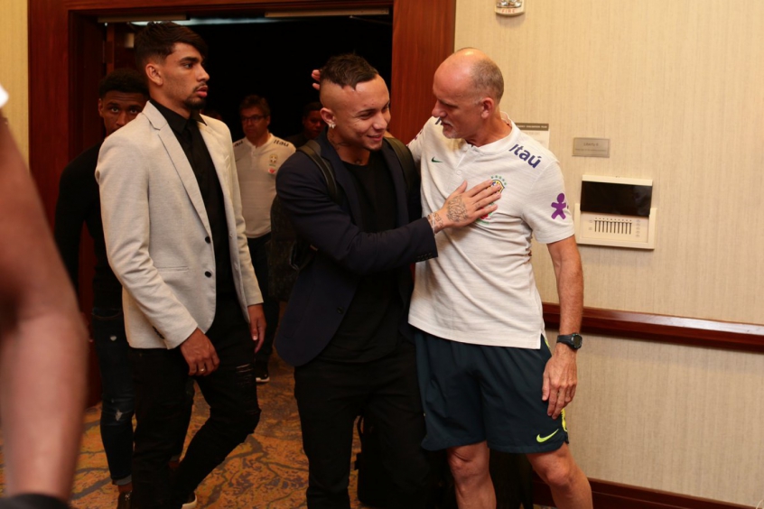 Novato, Everton chega aos EUA para integrar a Seleção