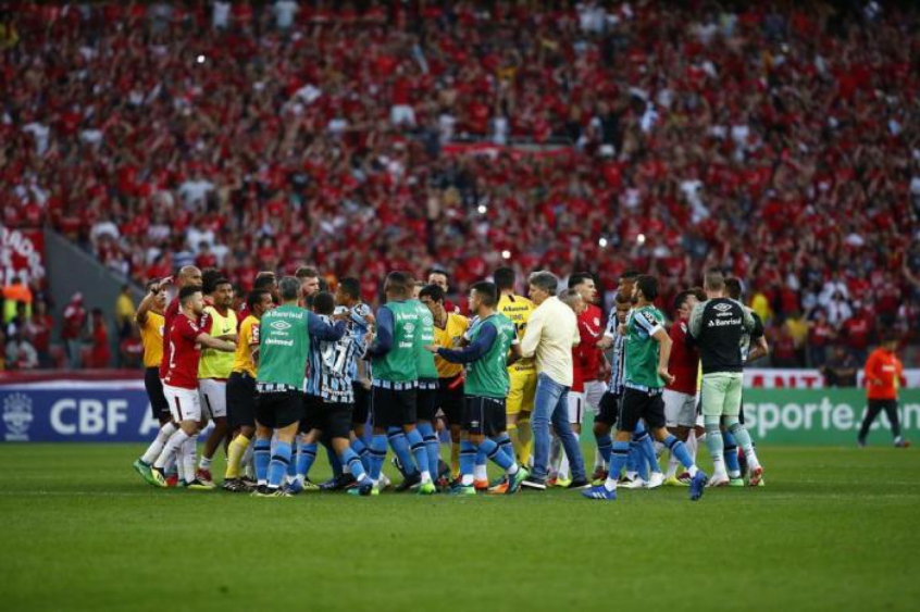 Árbitro culpa Renato Gaúcho e Maicon por confusão no Gre-Nal