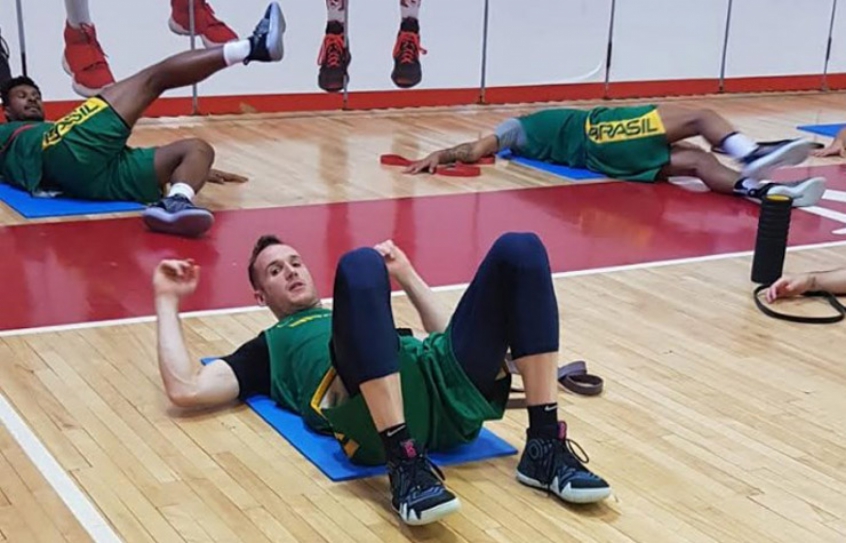 Marcelinho Huertas chega a Montreal, e seleção brasileira faz primeiro treino completa no Canadá