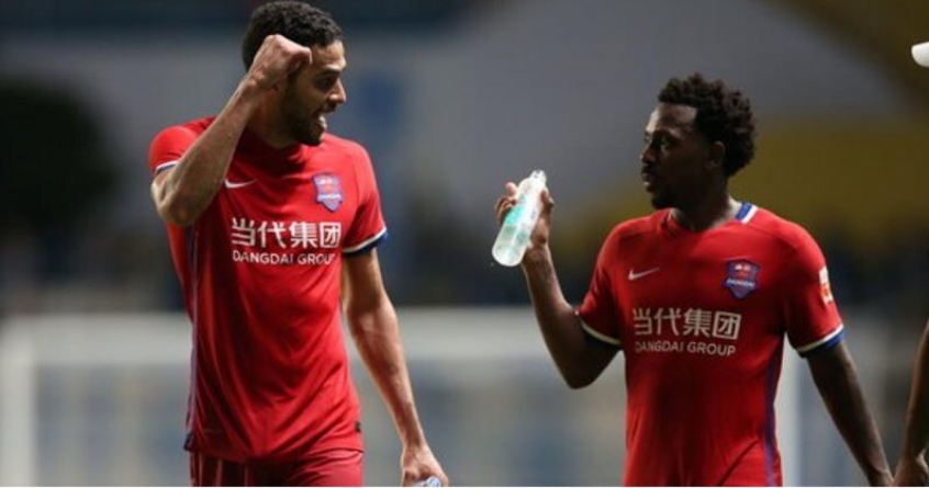 Fernandinho e Alan Kardec em ação pelo Chongqing Dandai