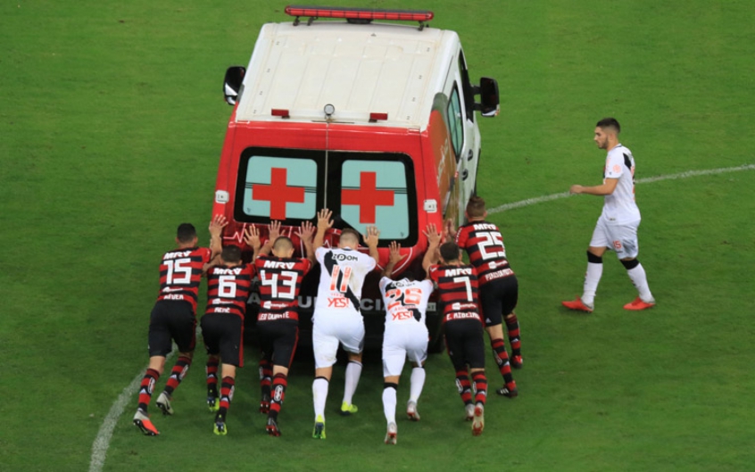 Que cena! Jogadores de Fla e Vasco precisam empurrar ambulância