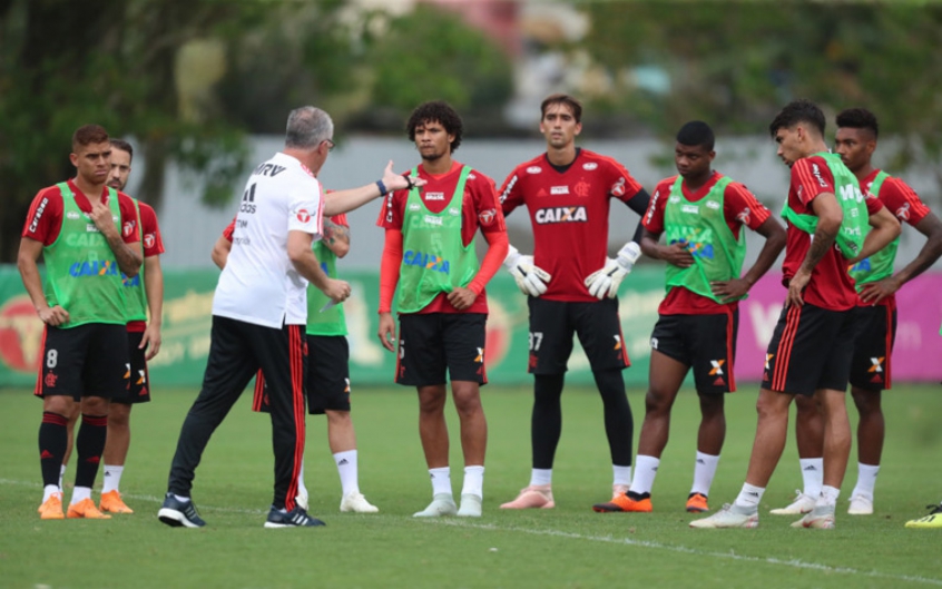 Em dia de testes feitos por Dorival, colombiano ganha chance como titular