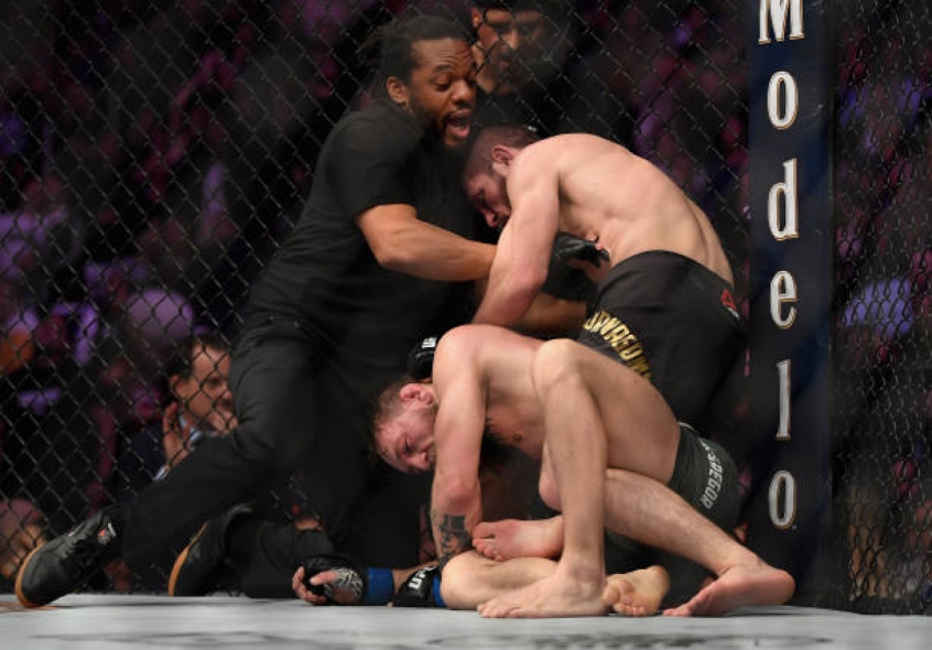 Khabib finalizou McGregor no quarto round, após dominar o irlandês no UFC 229 (Foto: Getty Images)