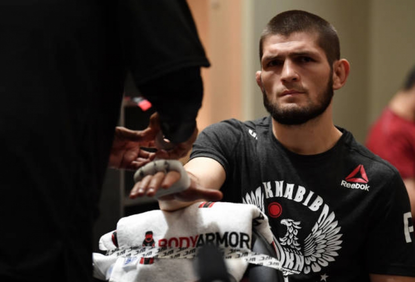 Khabib teve a bolsa bloqueada pela Comissão Atlética, que vai fazer uma investigação sobre o caso (Foto: Getty Images)