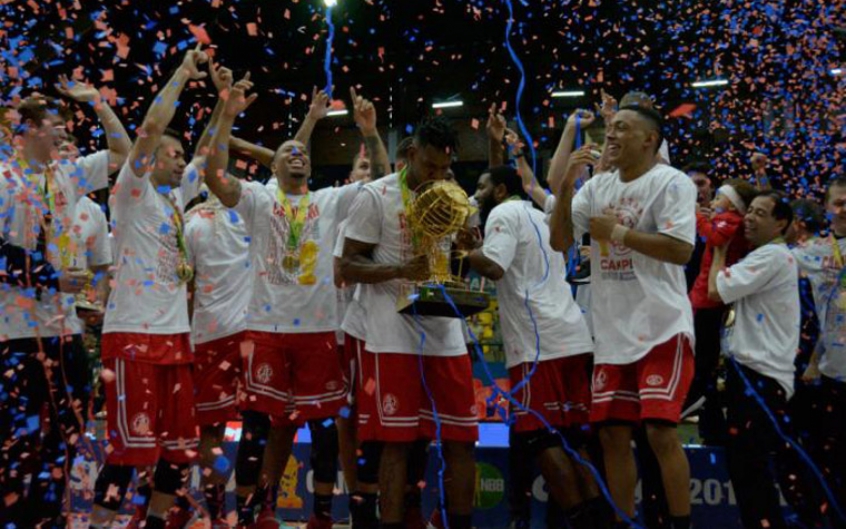 Paulistano comemorando o título do último NBB