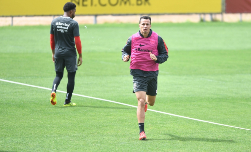 Leandro Damião volta aos treinos no Internacional