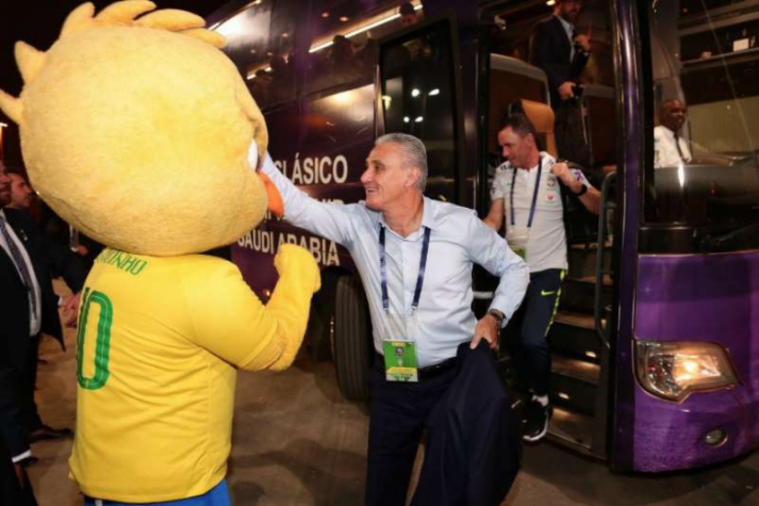 Tite e canarinho pistola