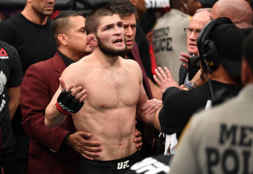 Khabib teve metade da bolsa liberada pela NASC, mas segue suspenso, assim como Conor (Foto: Getty Images)