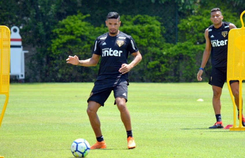 O lateral Bruno Peres cumpriu suspensão na rodada passada