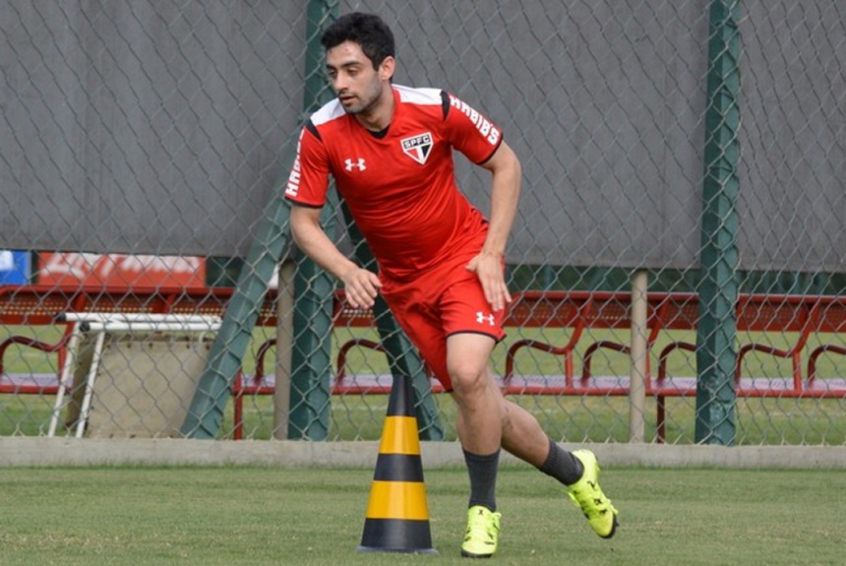 Velório do meia Daniel recebe dezenas de pessoas em Minas Gerais