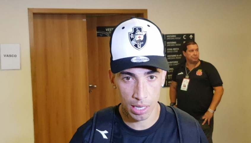 Rildo conversa com os jornalistas após retorno aos campos depois de seis meses fora do Vasco