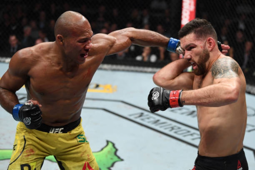 Jacaré nocauteou Weidman no co-main event do UFC 230 e se aproximou do title shot (Foto: Getty Images)