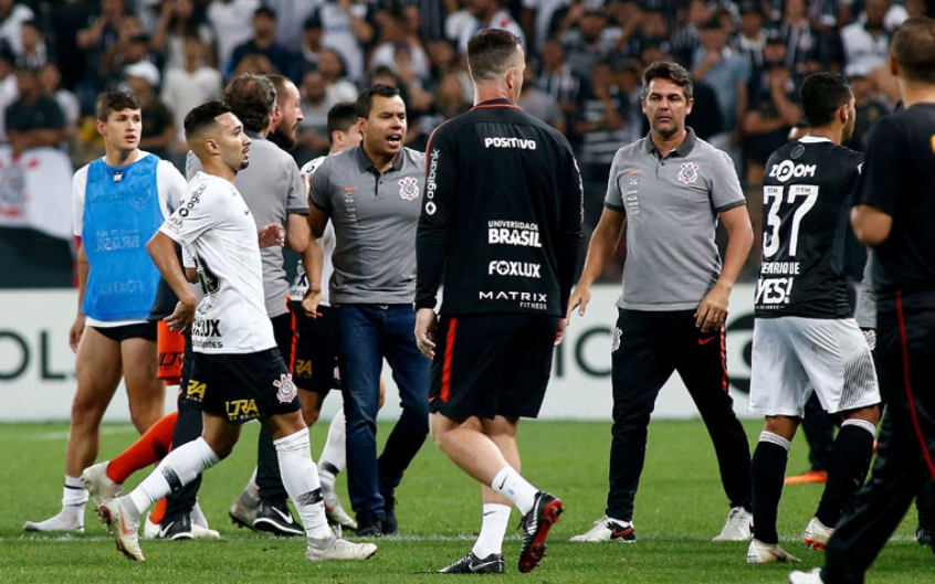 Mesmo com vitória livradora, Corinthians mantém futebol sofrível