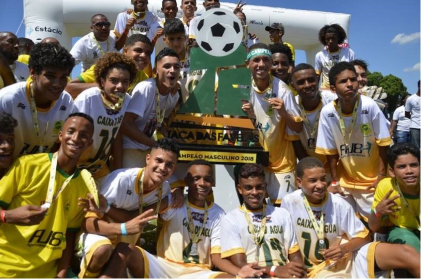 Equipes masculina e feminina da Caixa D’Água, campeãs da Taça das Favelas 2018, comemoram o título