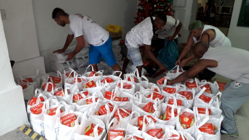 Organizada e conselheiros entregam cestas de Natal a funcionários do Flu | LANCE! Organizada e conselheiros entregam cestas de Natal a funcionários do Flu | LANCE!