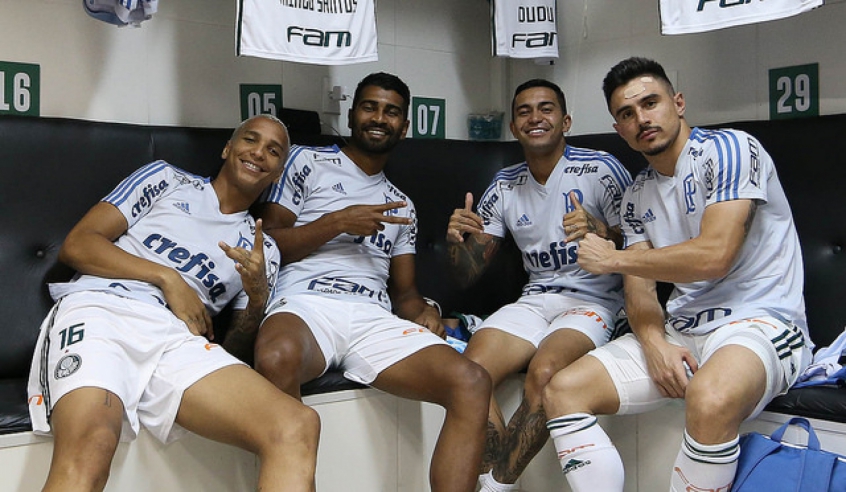 Willian promete apoiar os colegas enquanto não tiver condições de jogar, no primeiro semestre de 2019