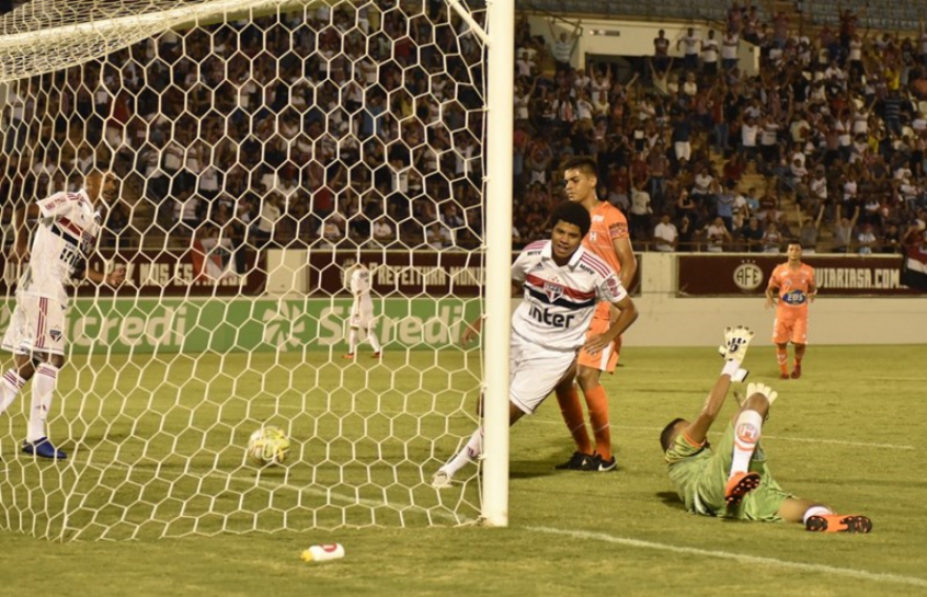 No detalhe, Gabriel Sara comemora um de seus três gols na estreia Copinha