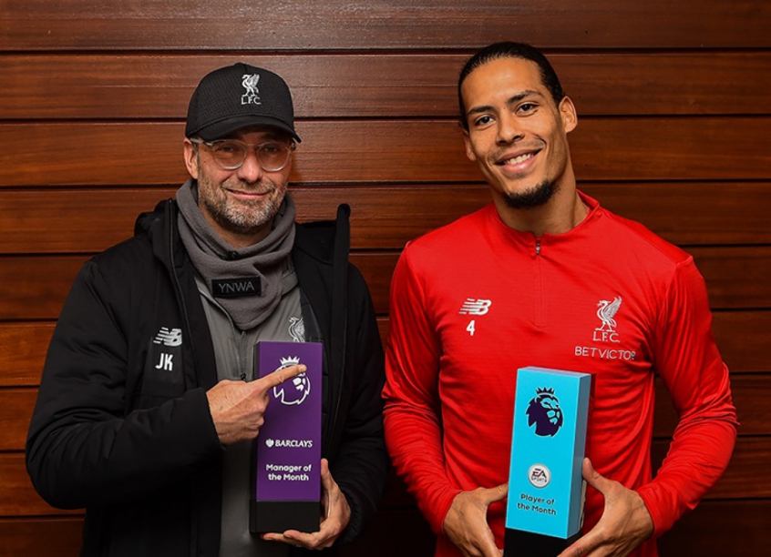 Jurgen Klopp e Van Dijk com seus prêmios