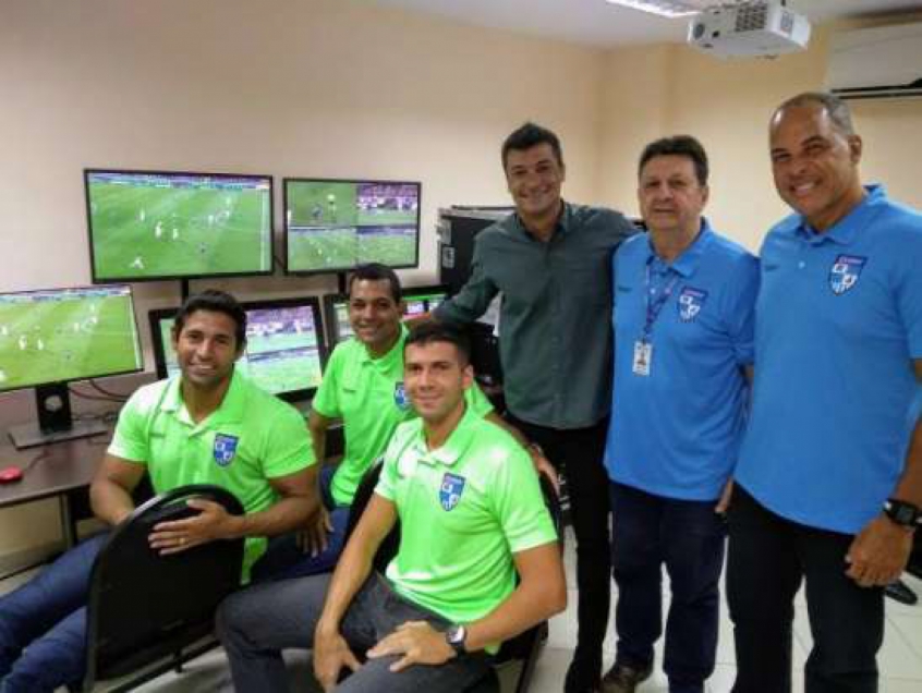 Os árbitros e instrutores da FERJ recebem o ex-árbitro Sandro Meira Ricci na inauguração do simulador do VAR