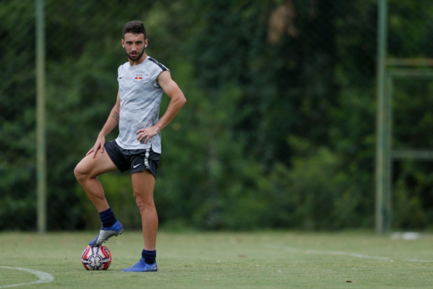 Adversário da estreia, zagueiro do Red Bull admite motivação extra por confronto com Palmeiras