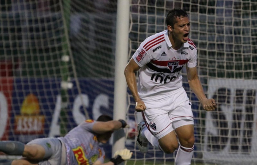Anderson Martins comemora o primeiro gol do São Paulo contra o Mirassol, anotado de cabeça