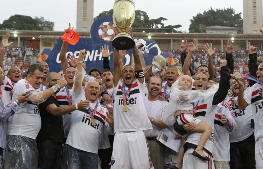 Diego, capitão do São Paulo, levanta a taça de campeão da Copinha