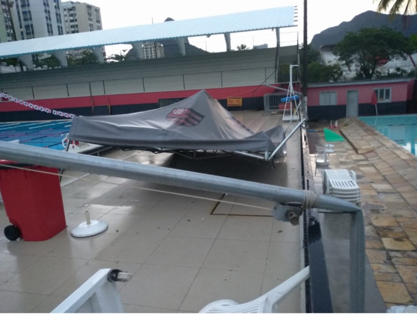 A forte chuva no Rio de Janeiro, na noite da última quarta-feira, mudou a rotina na sede do Flamengo, que fica na Gávea, zona sul da cidade. Com quedas de árvores e alagamentos, o local foi interditado na manhã desta quinta-feira