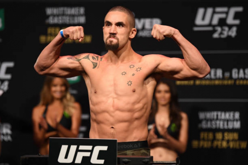 Robert Whittaker está fora do UFC 234 após ser encaminhado para um hospital de Melbourne (Foto: Getty Images)