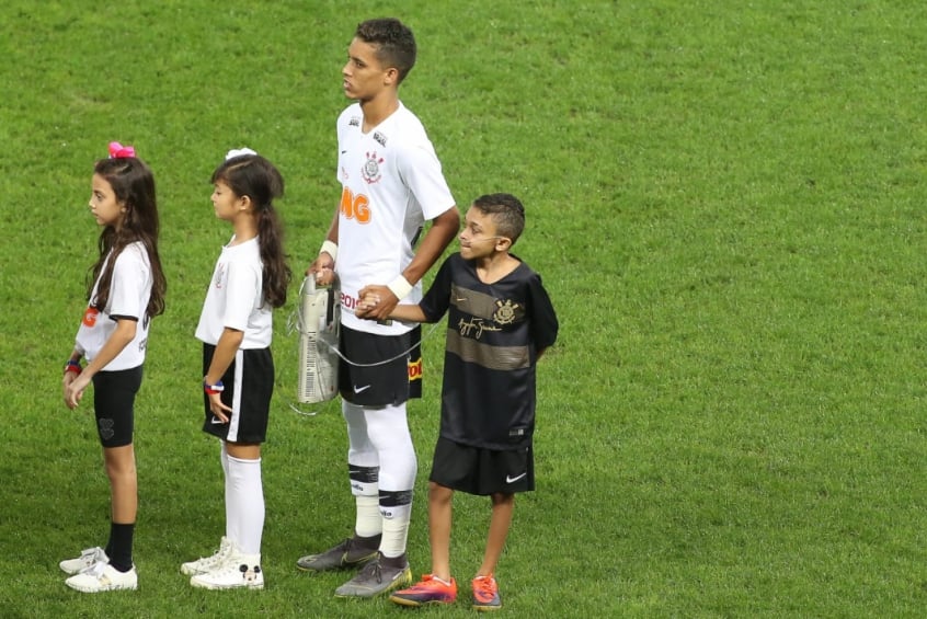 Ainda esperando por transplante, garotinho ganha ajuda de time feminino pra conhecer Pedrinho