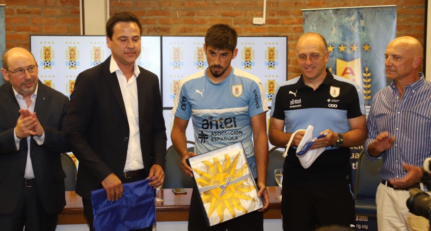 Visto como substituto de Godín, veja quem é o novo zagueiro do Timão