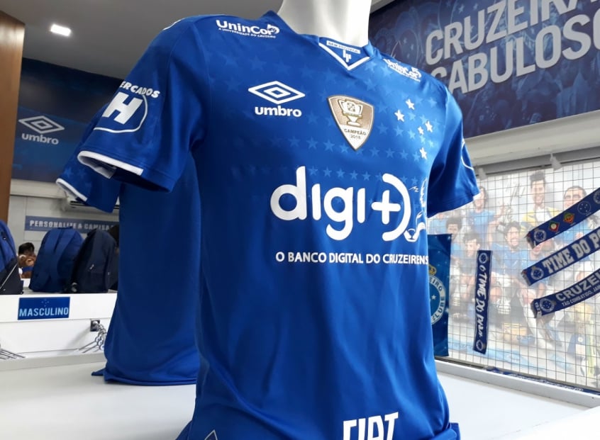 A nova camisa da Raposa já tem todas as marcas patrocinadores. A grande novidade são as estrelas em marca d´agua espalhada