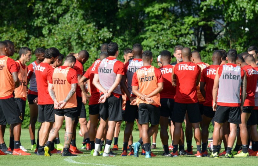 Jogadores ouvem o interino Vagner Mancini antes do início da atividade