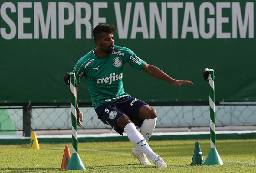 Thiago Santos deve ser improvisado na zaga por falta de opção no setor