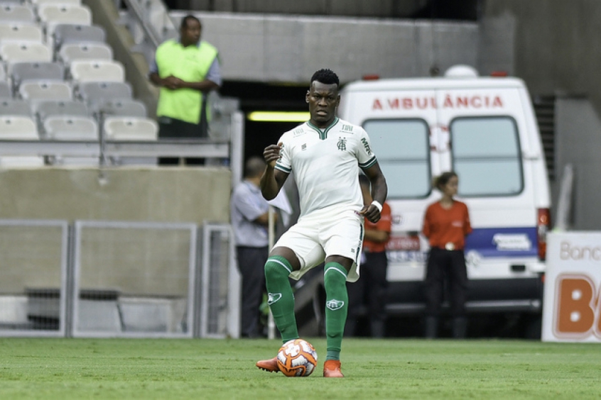 Paulão mostrou bom tempo de bola, ganhando várias jogadas da zaga atleticana, incluindo no lance do segundo gol americano
