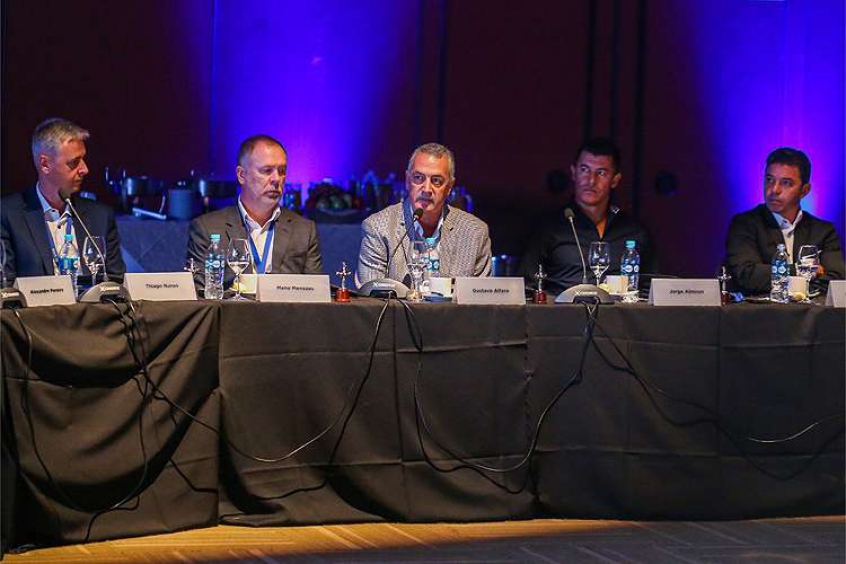 Apenas os treinadores de Athletico Paranaense e Cruzeiro estiveram presentes ao evento que teve como meta trocar ideias sobre o futebol sul-americano