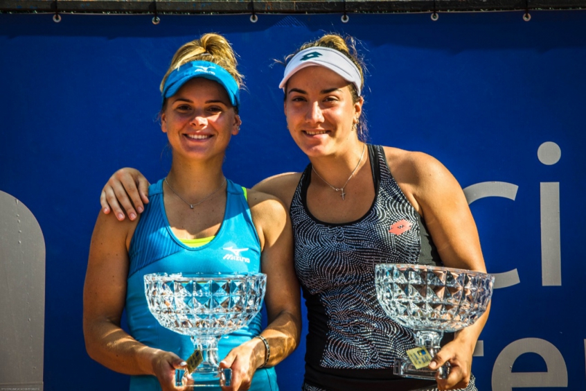 Laura Pigossi e Danka Kovinic com troféu de campeã