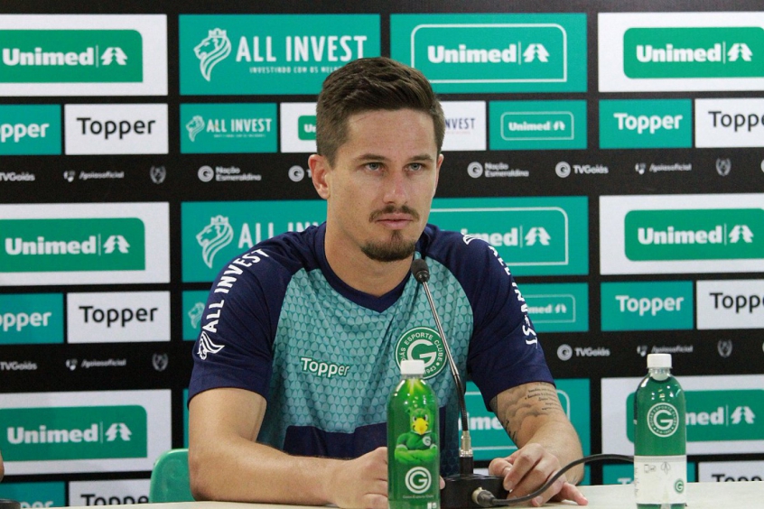 O goleiro é apresentado ao Goiás