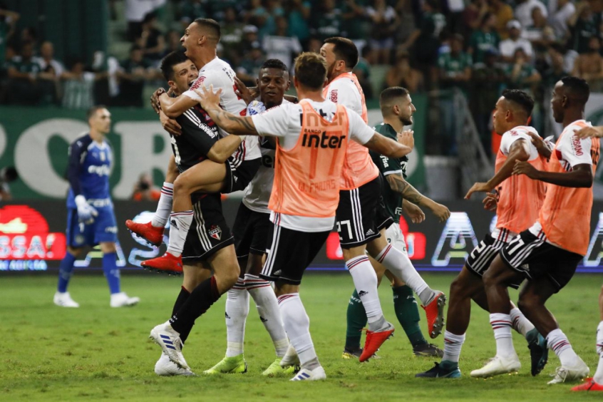 São Paulo bate Palmeiras nos pênaltis e avança para a final do Paulistão |  LANCE!