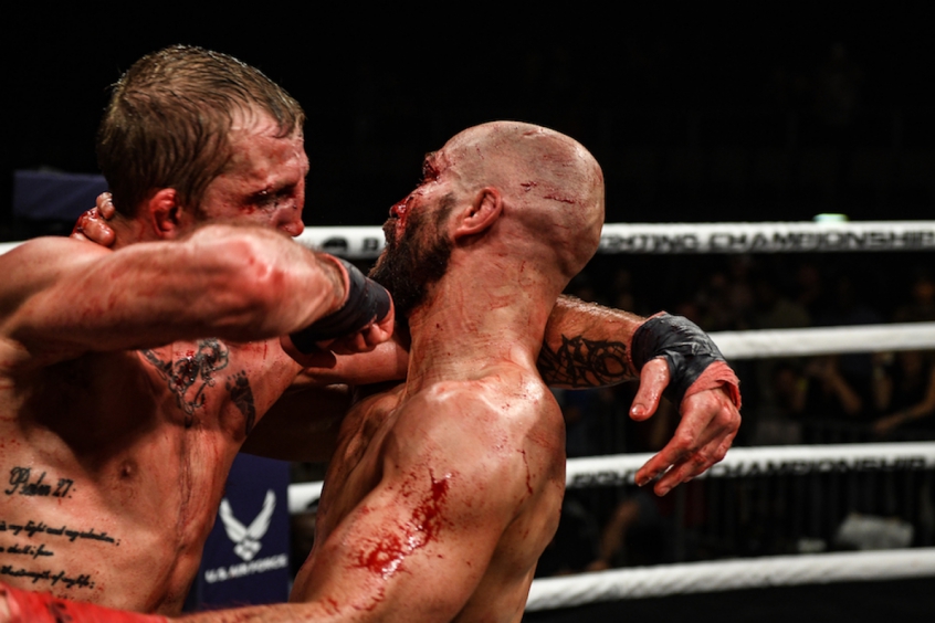 Lobov e Knight fizeram uma batalha sangrenta no Boxe sem luvas (Foto: MMA Junkie)