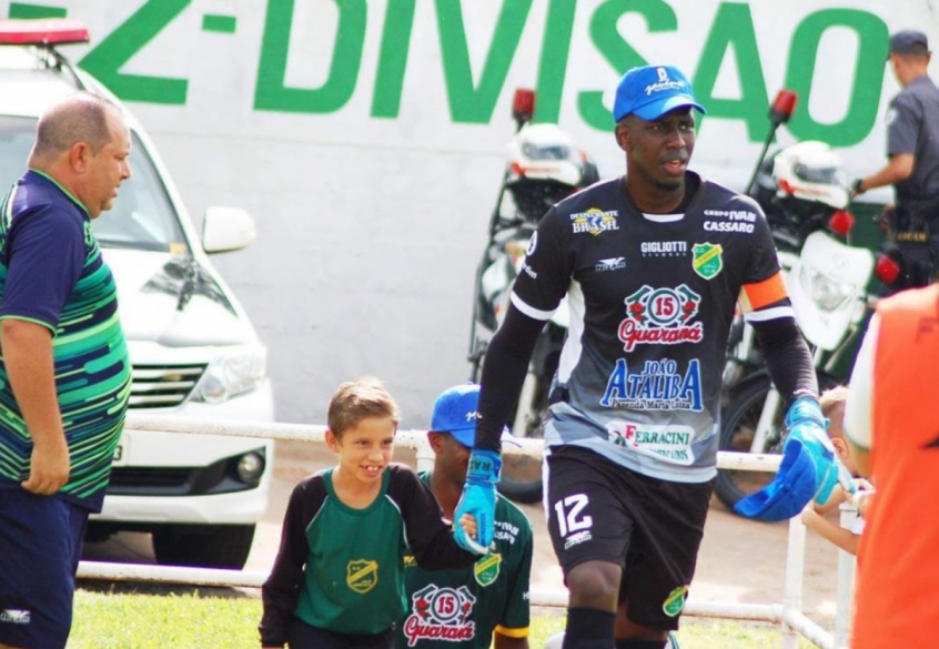 Rodrigo espera por sequência no gol do XV de Jaú